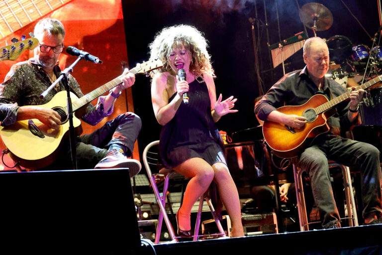 TINA T. Tribute- Barby mit den Gitarroisten zusammen auf der Bühne