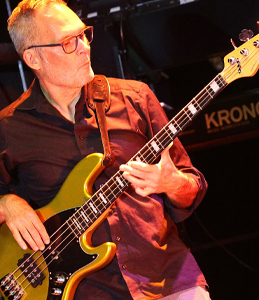 Bassist Jan Götz mit der Tina Turner Tribute Show TINA - Ultimate Tribute