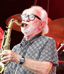 Saxophist Lazlo Wolpert mit der Tina Turner Tribute Show TINA - Ultimate Tribute